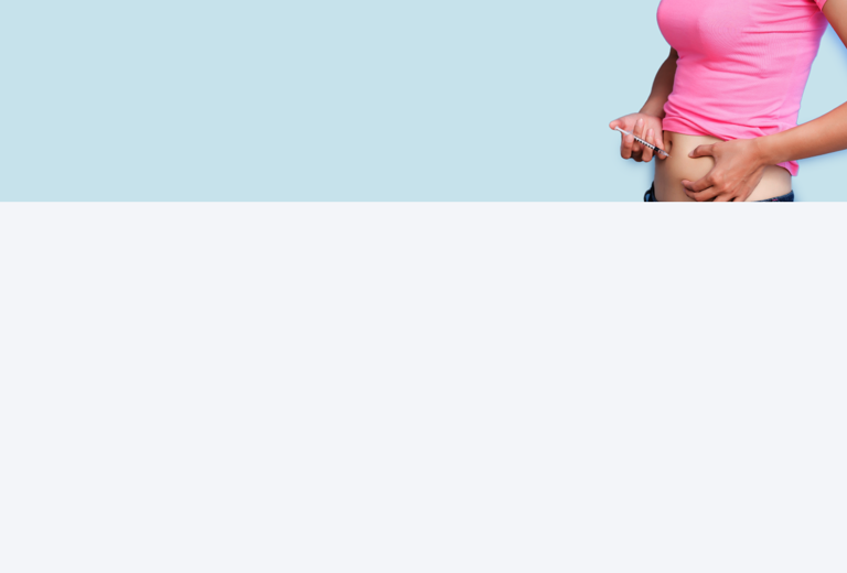 Eine Frau, die sich in ihren Bauch einspritzt