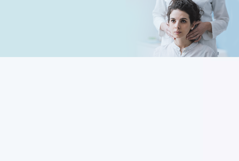 Arzt Untersucht Den Hals Einer Patientin